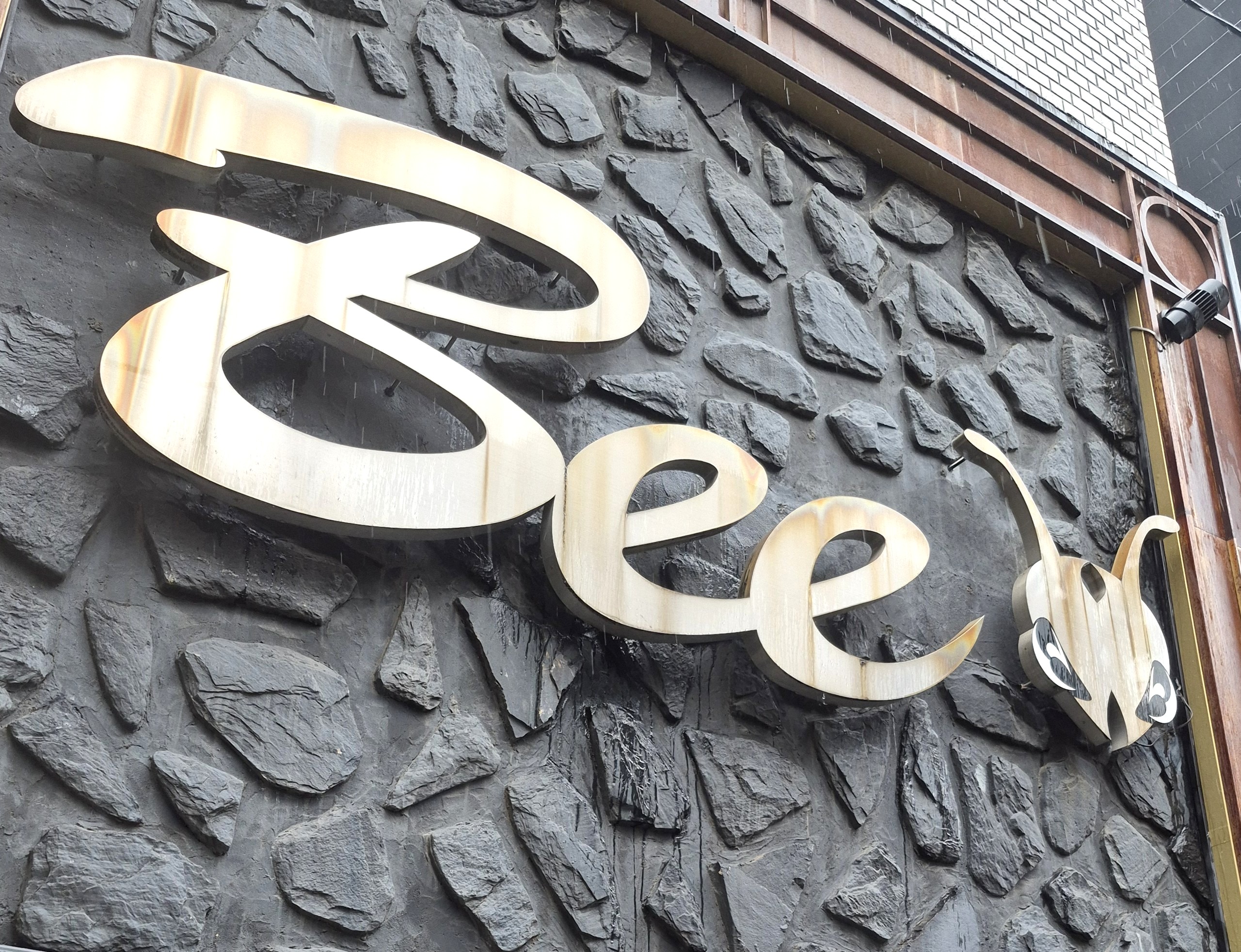 バー｜ダイニングダーツバーBee